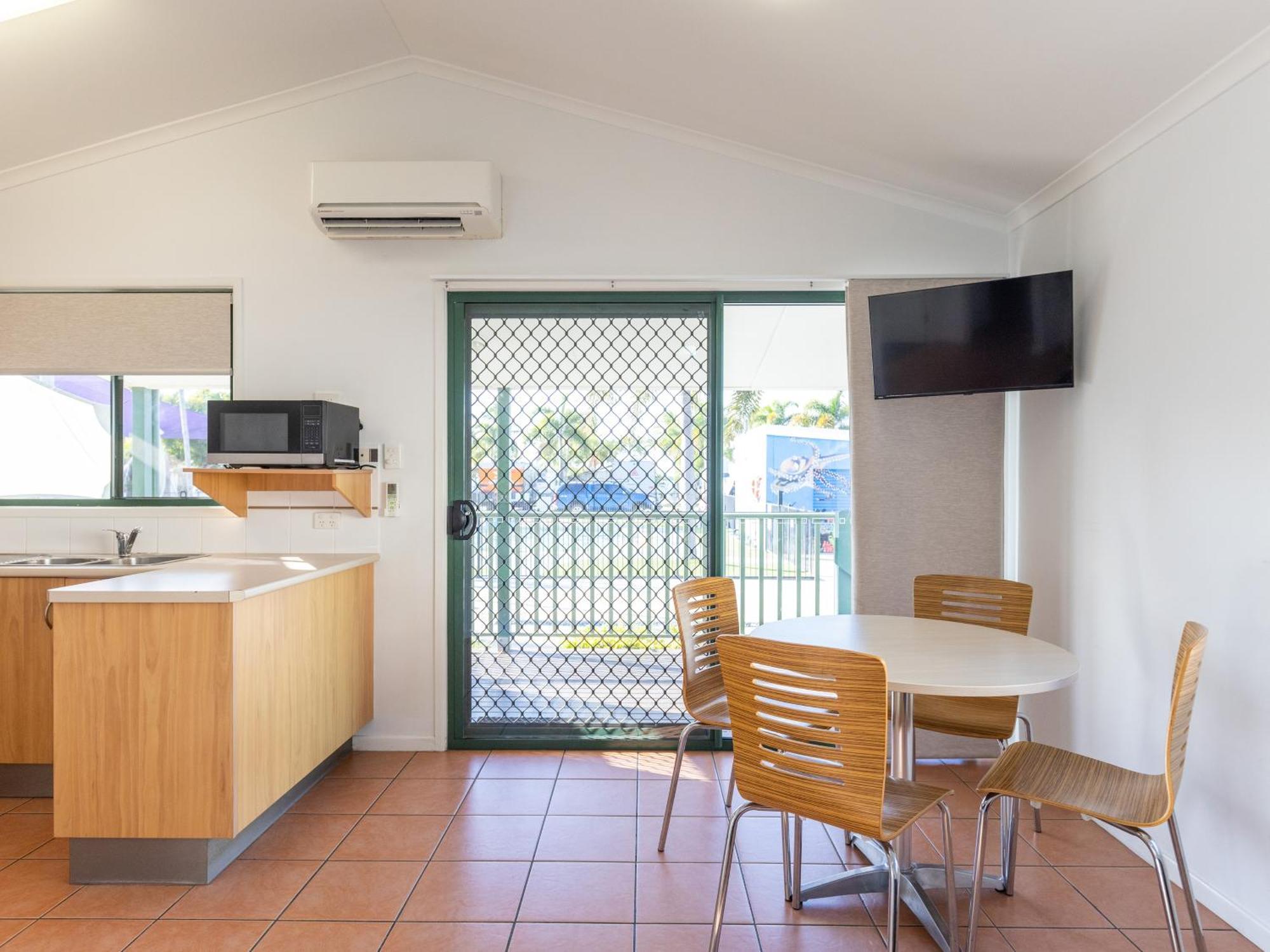 Nrma Bowen Beachfront Holiday Park Номер фото
